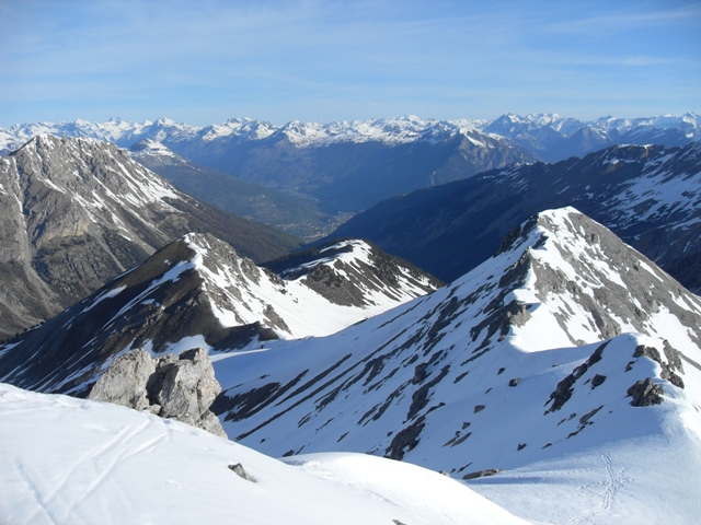 Vue du sommet du Pic des Chalanches sur les arêtes et sur Briançon.
