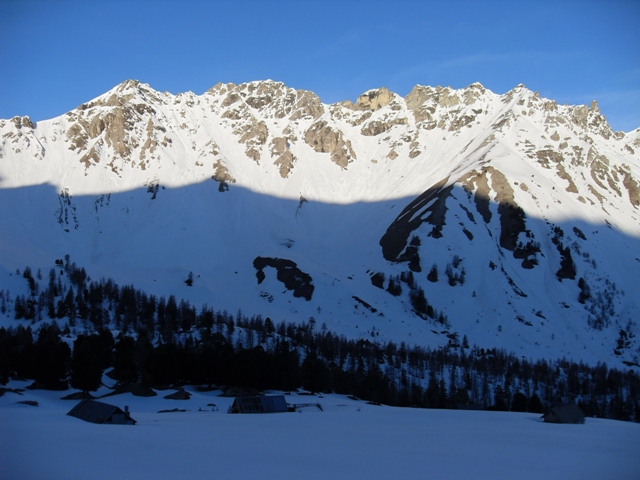 Au-dessus des chalets de l'Alp - vue sur le Pic du haut Mouriare.