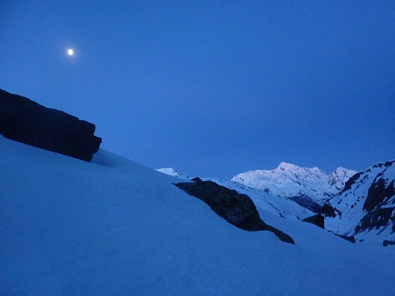Départ matinal : Sous le regard de la lune