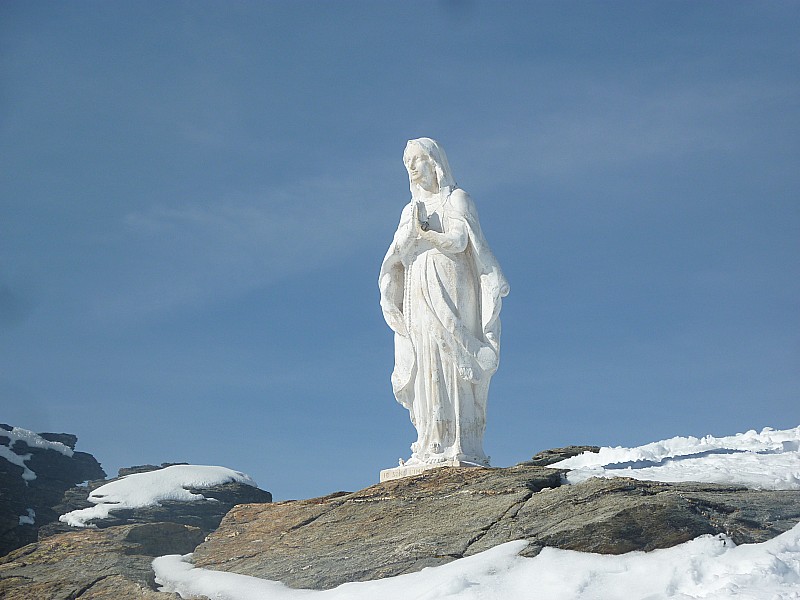La vierge : Bienveillante, aux traits si fins et à qui nous avons confié nos joies, nos peines et nos remerciements