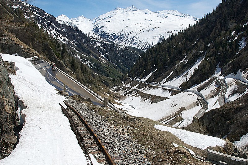 Furka pass : La voie du train à cremaillere nous permettra de descendre à 1550m