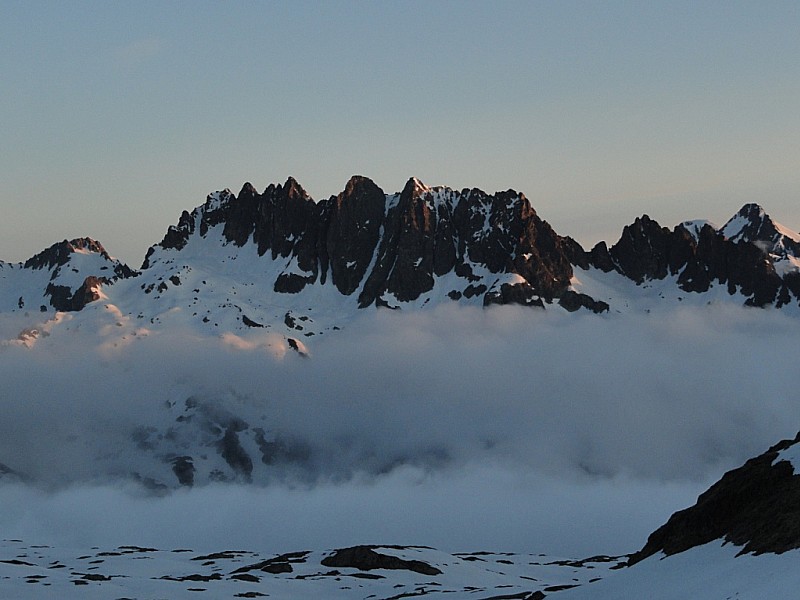 Pic de l'Etendard : Les Aiguilles d'Argentière émergent de la crasse