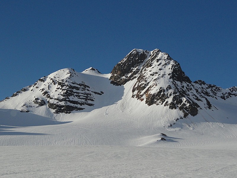Pic de l'Etendard : Vue sur le Grand Sauvage, le couloir débouchant à son sommet est bien sec