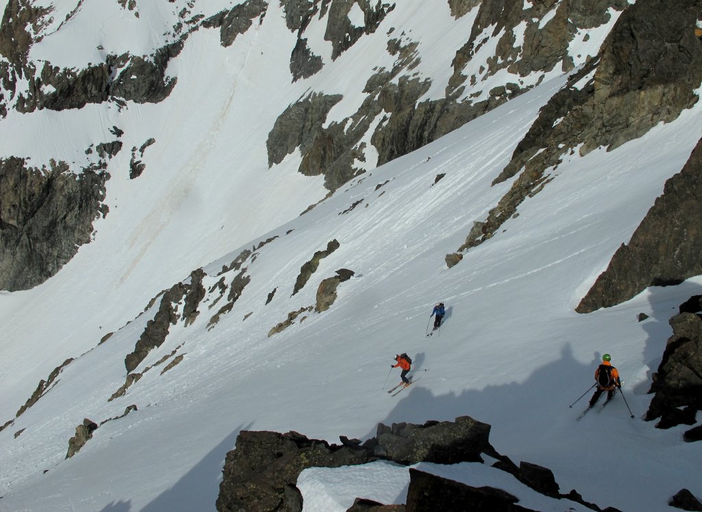 L'équipe "Dewèze"... : ...entame la descente