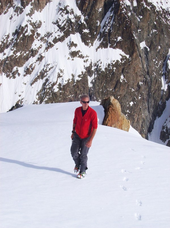 Rêverie d'un skieur solitaire : Patrick imagine des lignes impossibles pour sa cinquième montée au Glacier Noir de la saison.