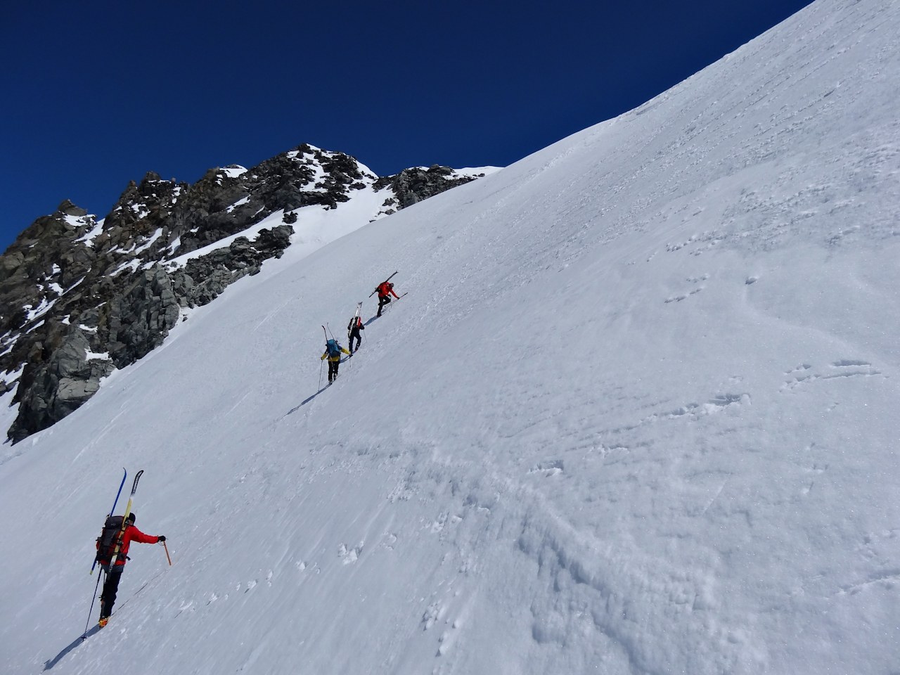 Sous le col de Gébroulaz : Beaucoup de monde sur la voie normale.