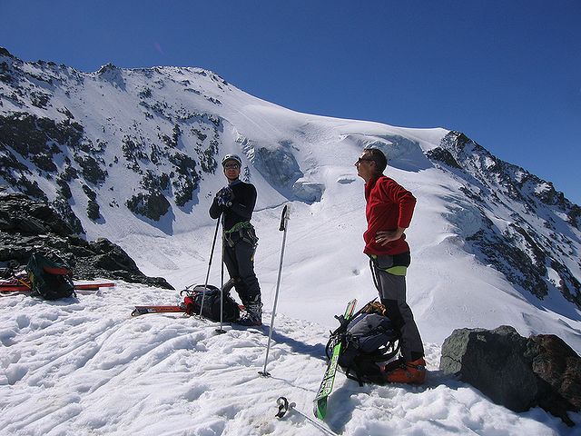 col des Roches : Berny et patdegap , au fond itineraire de descente du Mt POURRI