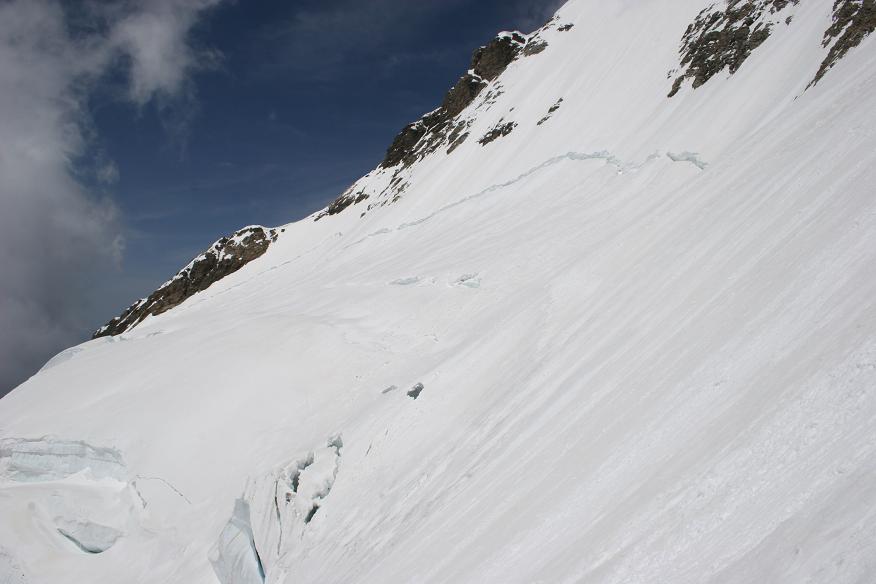 #3 Plateau supérieur : On voit bien les crevasses entre lesquelles il faut zig-zaguer Plateau supérieur : On voit bien les crevasses entre lesquelles il faut zig-zaguer