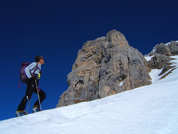 Bajulaz : Jean-François contemple les belles falaises.