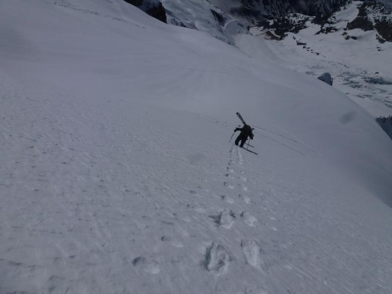 Mont Dolent : Un petit raidillon sur le glacier, nous choisissons de monter droit dedans à pieds