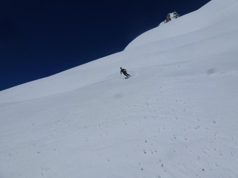 Mont Dolent : Sébastien, ici la neige est encore très bonne à skier . Sommet en arrière plan