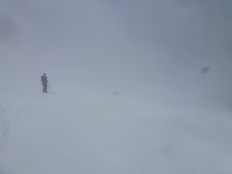 Mont Dolent : A proximité du Bivouac, nous retrouvons le brouillard !