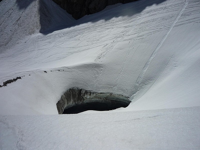 Trou dans le glacier noir : Un des trous dans le glacier (il y en a d'autres)