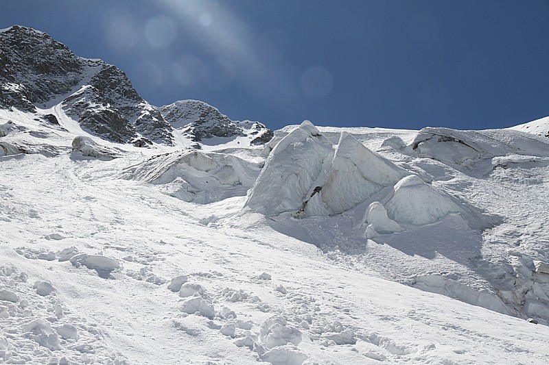 Belle ambiance : On passe à ras-de-séracs à la montée