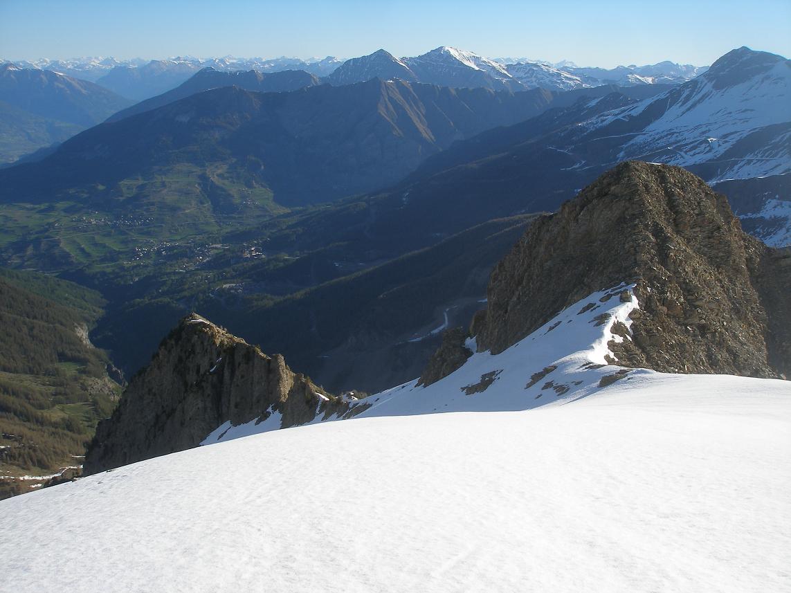 déscente sur l'arète NE : neige à peine décaillée mais agréable à skier,avant de basculer dans la face NE