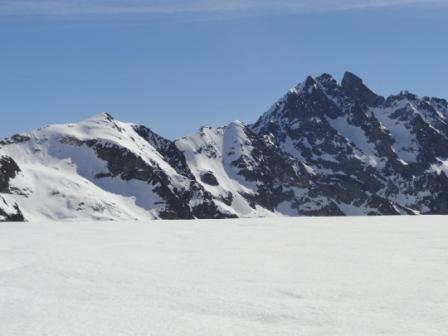 beau paysage : pic du glacier d'arsine et les agneaux