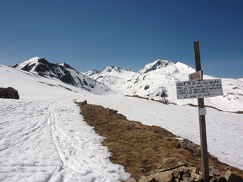 inoxidable le panneau! : le gardien n'est pas encore monté au refuge de l'Etendard mais une moitié fait office de refuge d'hiver avec eau et gaz.