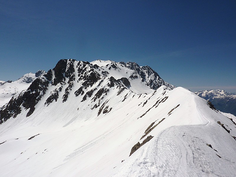 vue sur l'Aiguille Noire : La ligne de crête qui mène au sommet officiel.
