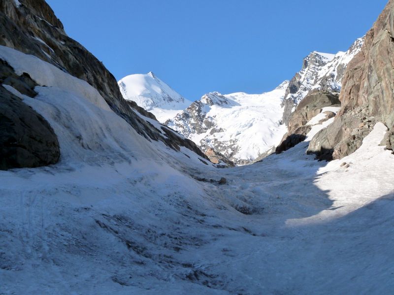 #4 Remontée de la morraine : Sous le glacier de Corbassière Remontée de la morraine : Sous le glacier de Corbassière