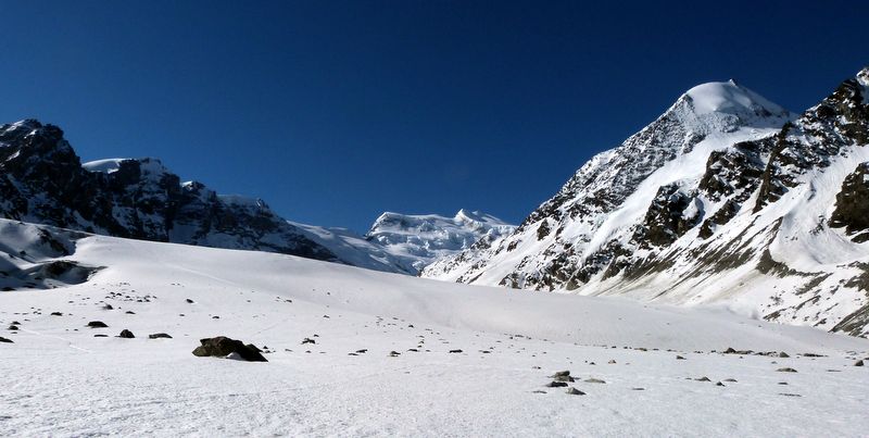 #6 On prend pied sur le glacier : Au fond on devine Grand Combin et Combin de Corbassière On prend pied sur le glacier : Au fond on devine Grand Combin et Combin de Corbassière