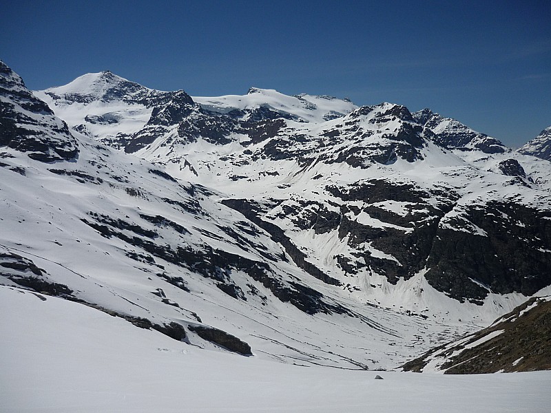 il reste encore tout ça! : Le mont Seti en main gauche est impressionnant! ca doit pas se skier souvent ce sommet!