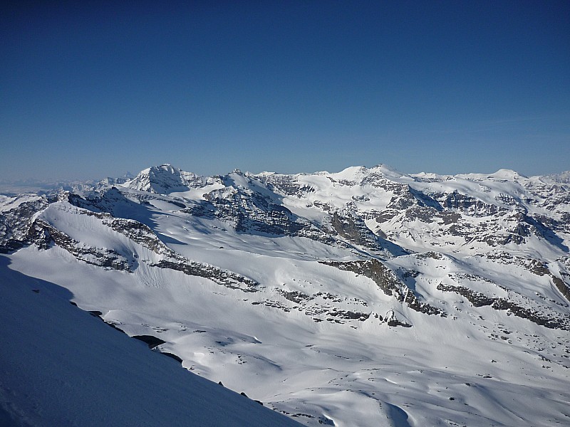 Levanna : Au loin le Viso, puis l'enchainement Grande Ciama, Albaron, Charbonnel, Pointe de Ronce... au premier plan glacier source de l'arc et le col du Trièves qu'on remontera dans moins d'1heure!
