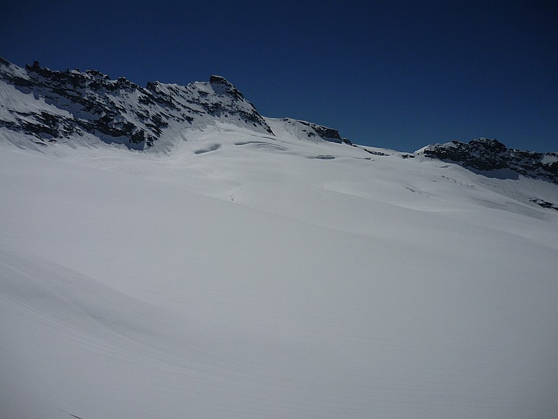 Glacier Mulinet : Grandes étendues, Au fond le col du grand Méan (vers les Evettes) et le col de la Gura (pour ceux qui veulent prolonger en déniv et/ou descendre rive gauche du glacier plus tard en saison!)