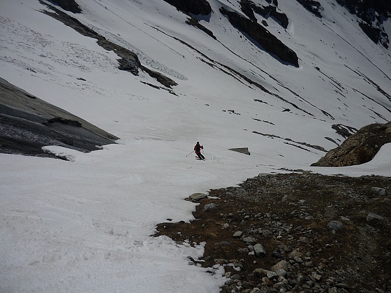 passage à droite de la cascade : ca passe encore mais plus pour longtemps. il faudra préférer descente rive gauche où la neige se conservera plus longtemps!