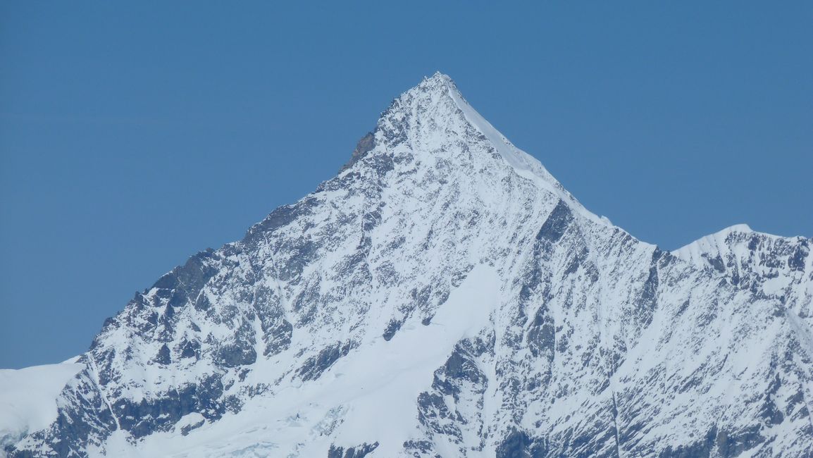 Pyramides du Valais : Au loin la face sud du Weisshorn 4506m
