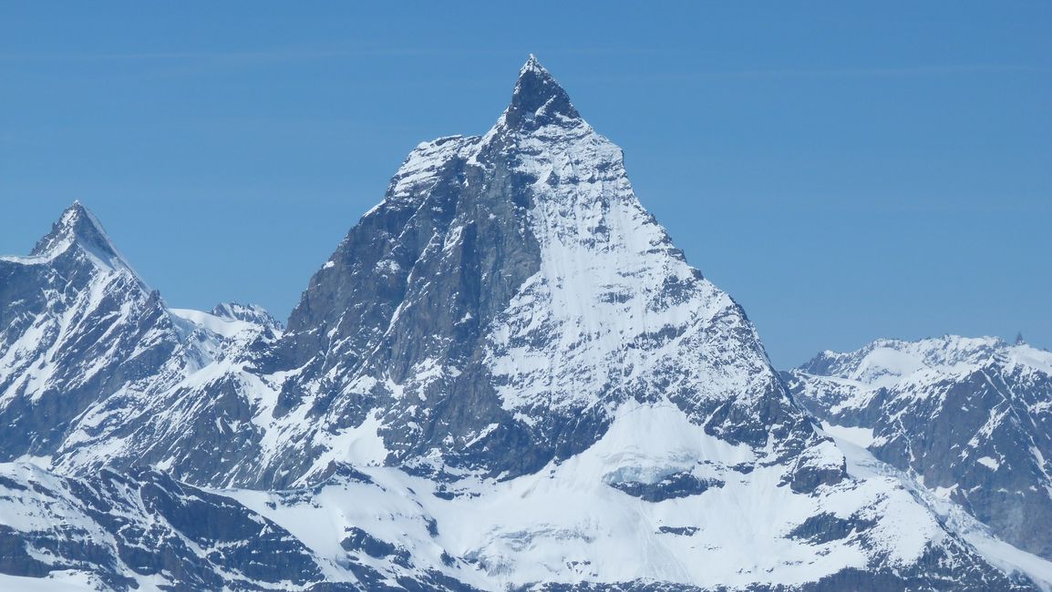 Pyramides du Valais : La Dent d'Hérens 4171m et le fameux Cervin 4478m. Quand on pense que cette face Est a été descendue en skis par J.M. Boivin en 1980...chapeau