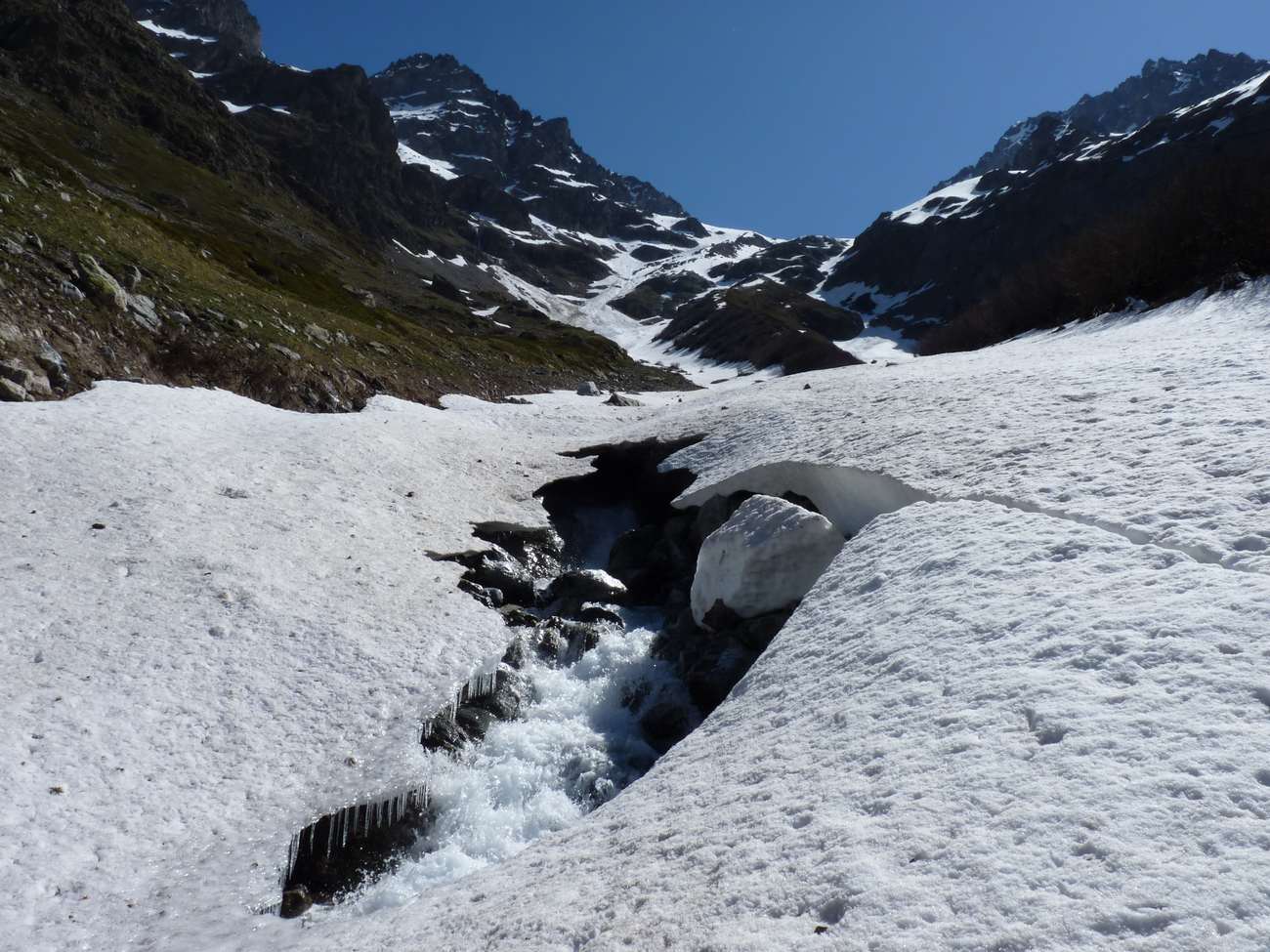 Ambiance au bas du vallon : Pas de crainte la neige est béton sur la rive gauche