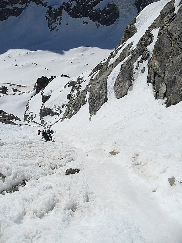 Djean05 : Au premier plan, les 2 jeunes qui ont fait demi-tour au milieu du couloir.
