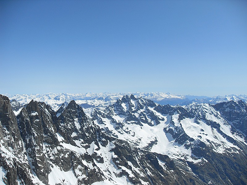 Djean09 : Vue sur les Agneaux au centre de la photo, les Alpes du Nord derrière, le Mont Blanc à gauche.