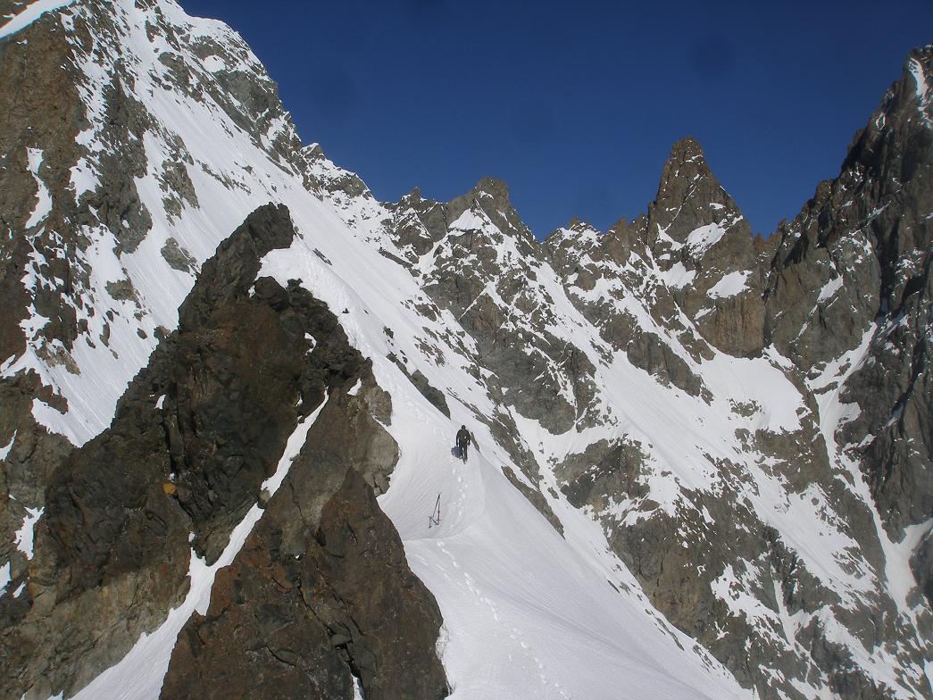 fredo déscend de son trône : en fond,le fifre,col des avalanche,et l'arète S de la barre