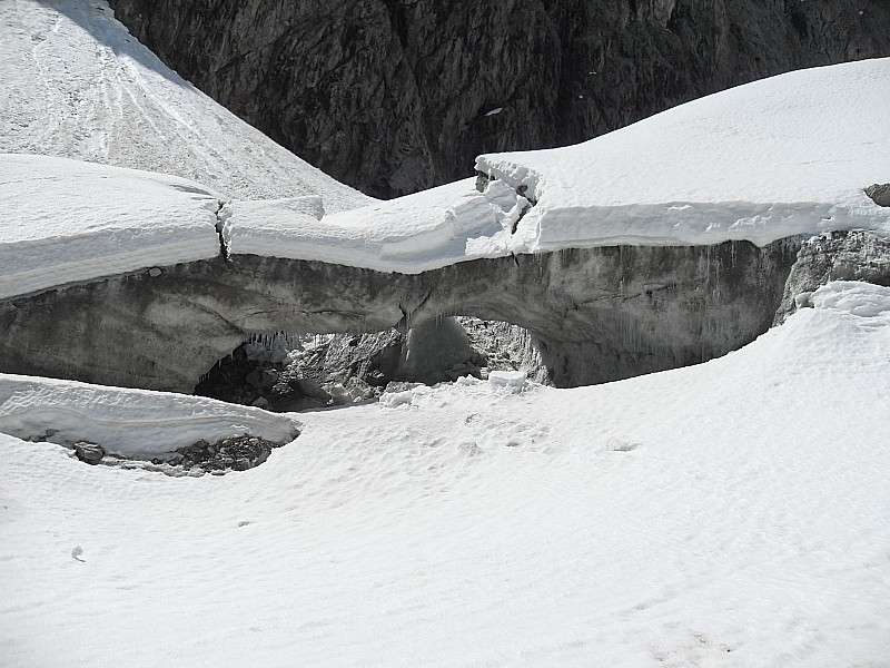 Djean11 : Pont de glace en bas du glacier noir.