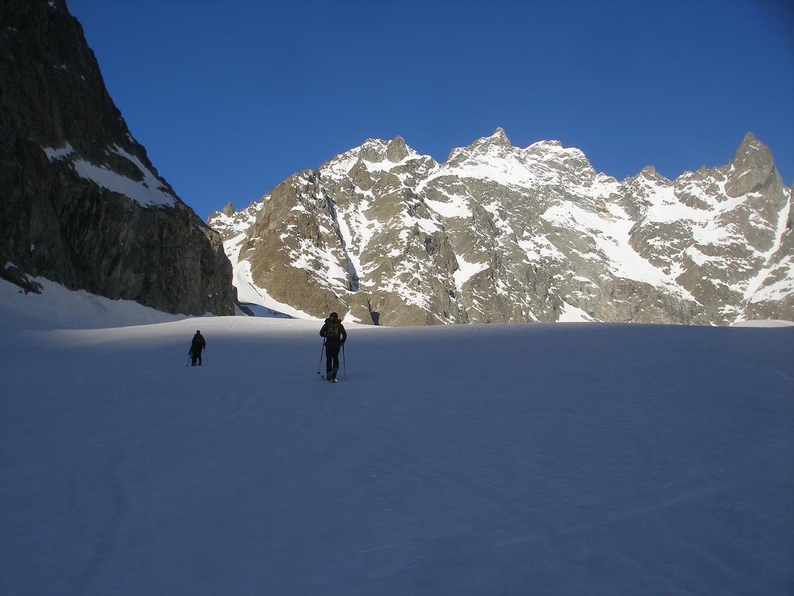 chaussage à 7h : remontée bon train du glacier noir entre ombre et soleil