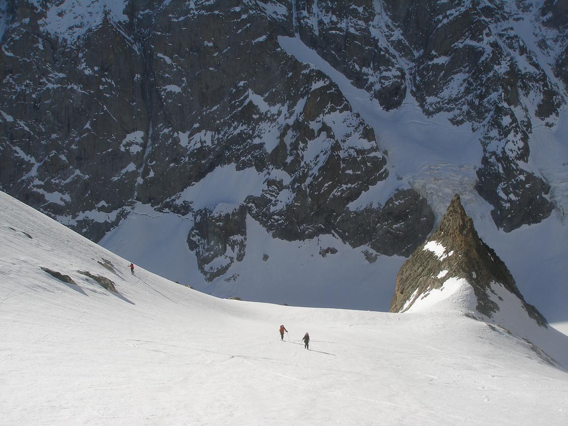 replat vers 2100m : à gauche pour le couloir SE à droite pour l'arète E