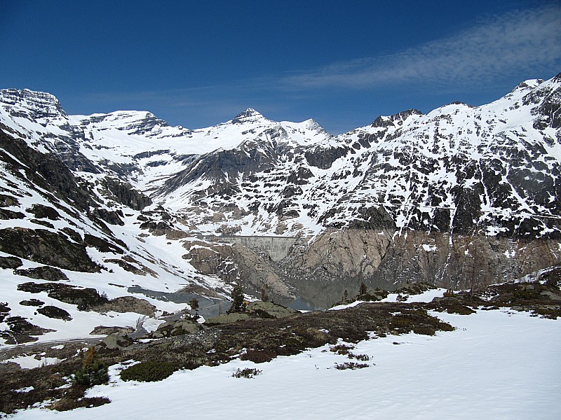 Ruan et Tour Sallière. : Le chemin d'accès est encore bien enneigé. L'entrée du tunnel est cette fois ci dégagée.