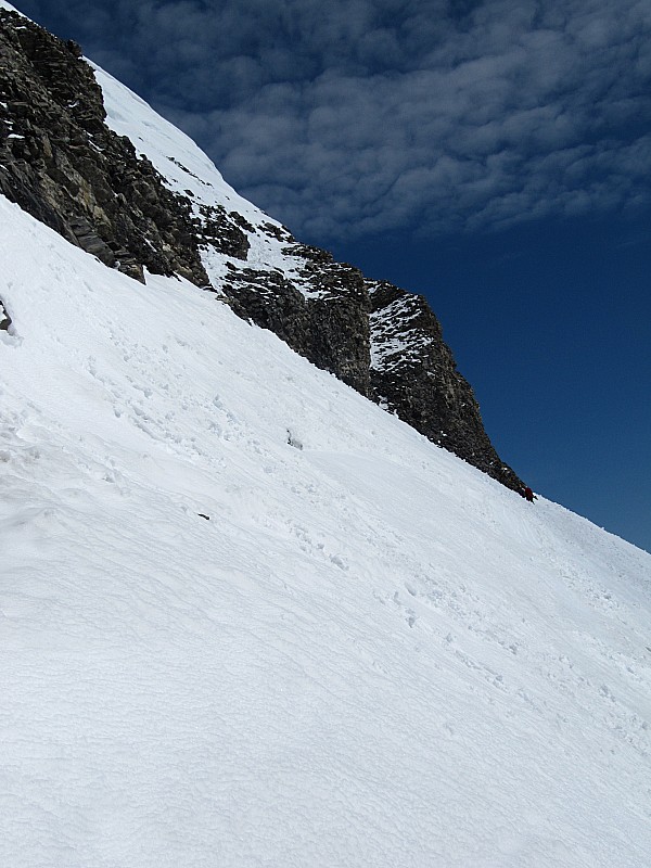 Terminus à skis : à la base des rochers.