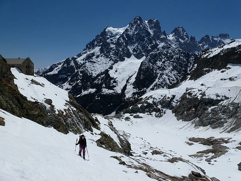 Dôme des Ecrins : En montant, devant le refuge du Glacier Blanc.