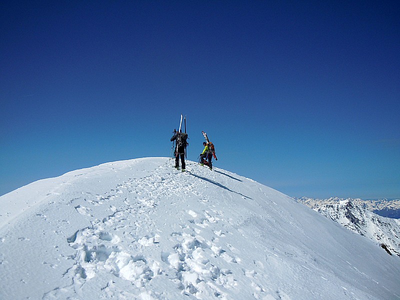 Le sommet : Une bise glaciale n'incitait pas à y séjourner.