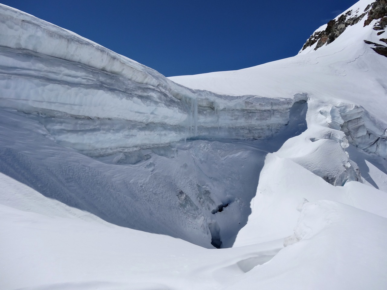 Séracs : La rive droite du glacier est plus tourmentée que la gauche.