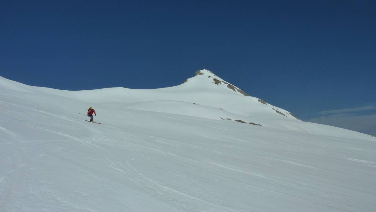 Combe Madame : grand ski devant le Rocher Badon