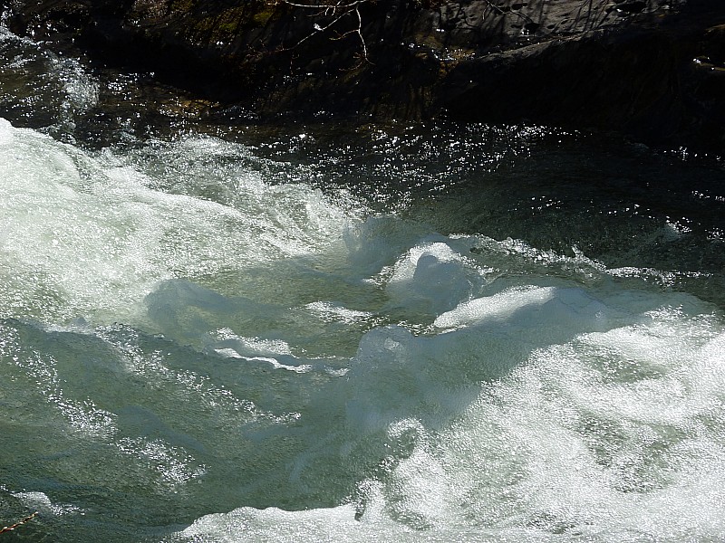 Eau d'Olle : Ombre de la passerelle