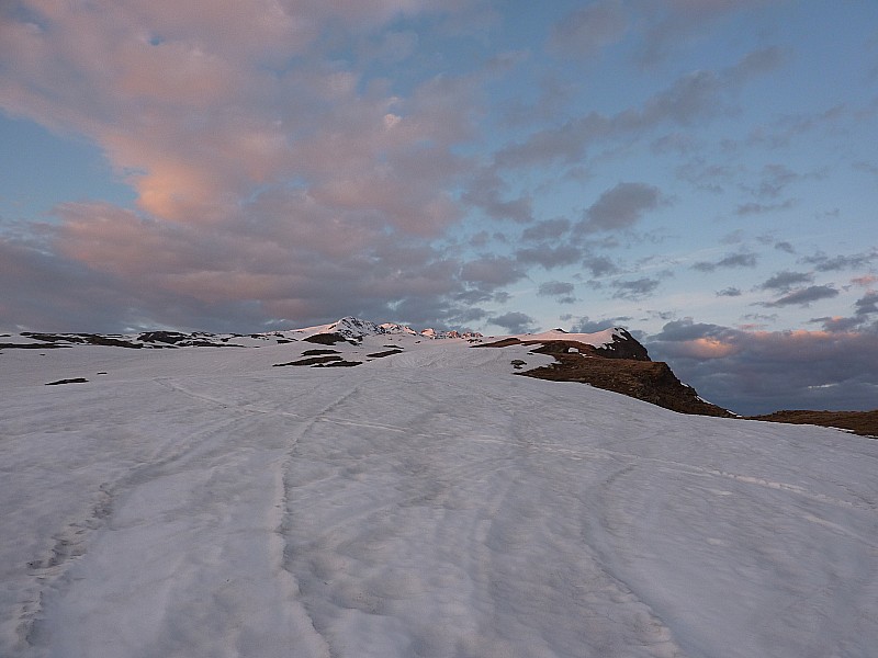 Combe de Montfroid : Premiers rauyons du soleil à l'Aiguille de Laisse