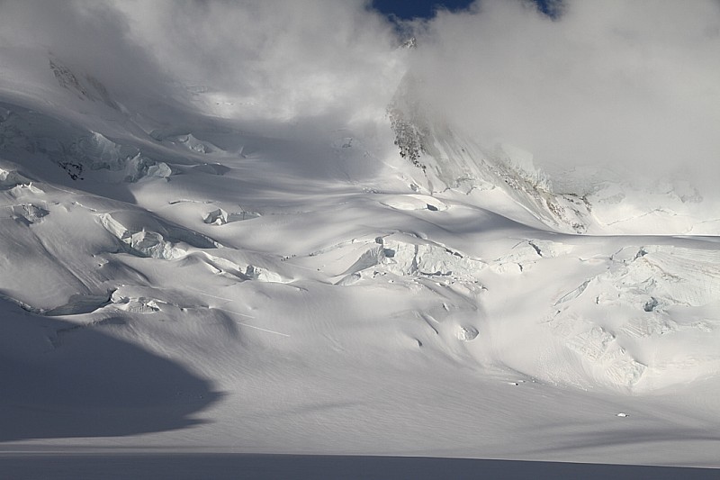 Trace du Nadelhorn : Un groupe trace la face N du Nadelhorn, itinéraire qu'on suit jusqu'à 3900m