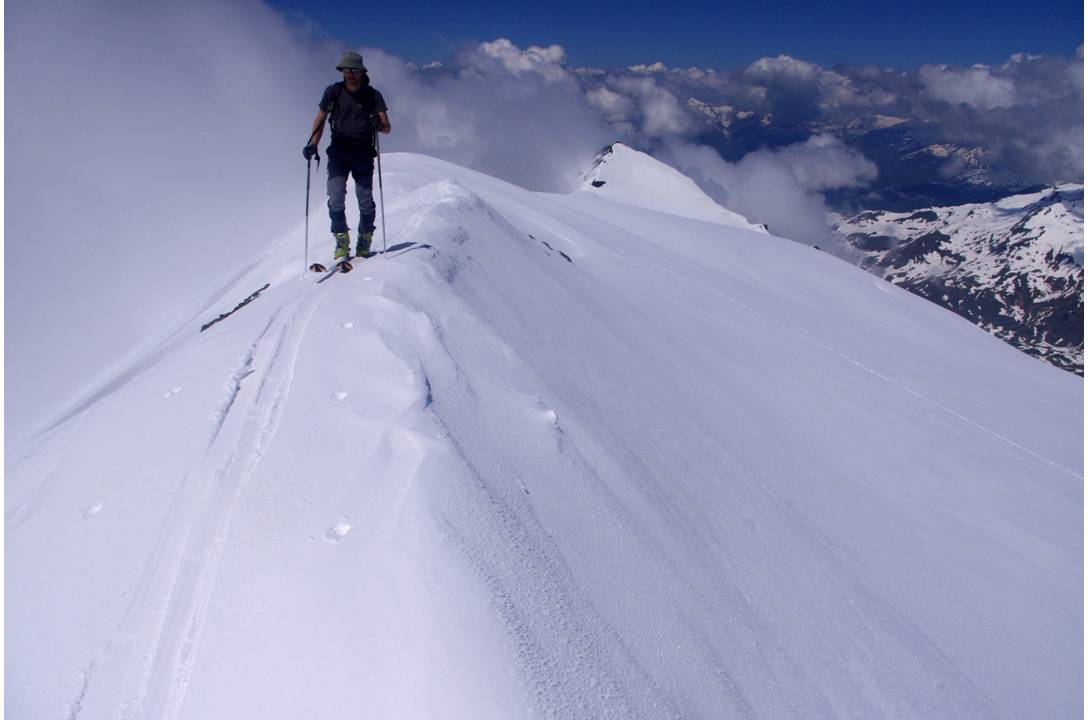 Jib Summit : Arrivée de Jib au sommet, les 2 skis sur la crête. Magique