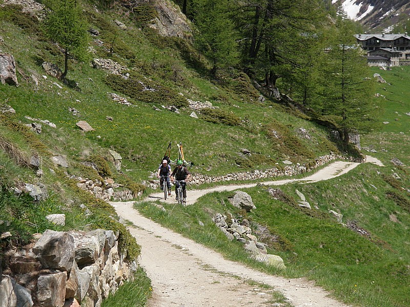 roulez mes poussins : cherchez l'erreur: 2 vélos, 2 skieurs et 3 paires de skis