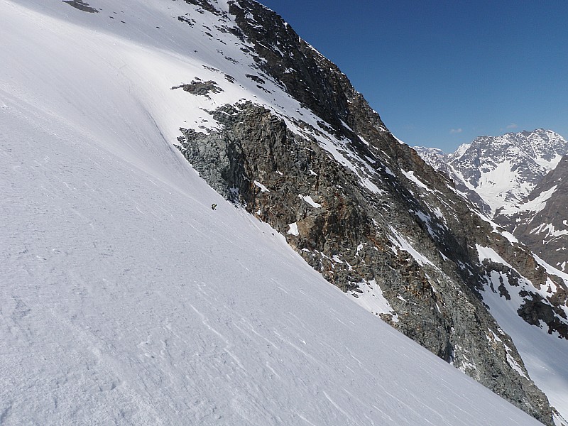 à moi de jouer : le grand skieur tout petit dans la grande pente