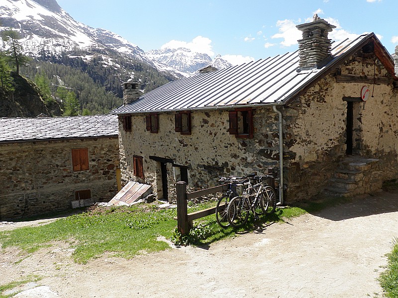 charmant intérieur : refuge d'hiver et nos vélos